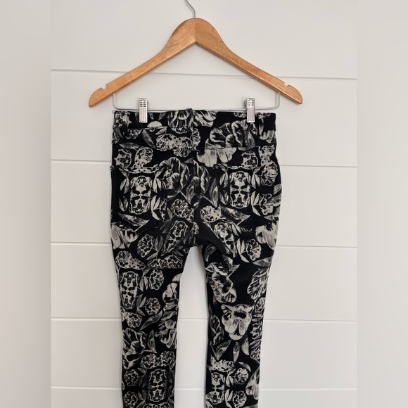 Hue jagging black & white floral pull on with functioning back pockets Small - Picture 4 of 4